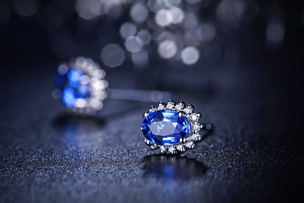 蓝宝石：象征忠诚、坚贞、慈爱和诚实
